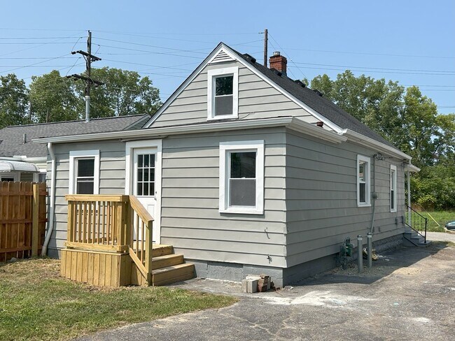 Foto del edificio - Renovated 3 bedroom home near the Airport