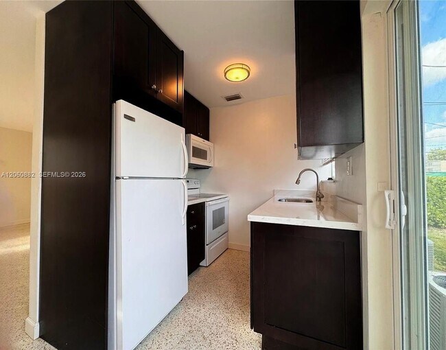 Foto del edificio - 628 W 17th St