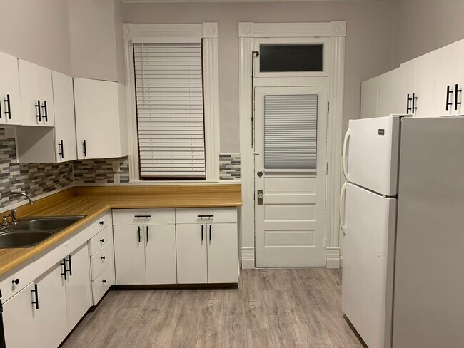 Kitchen - 944 Pine Ave