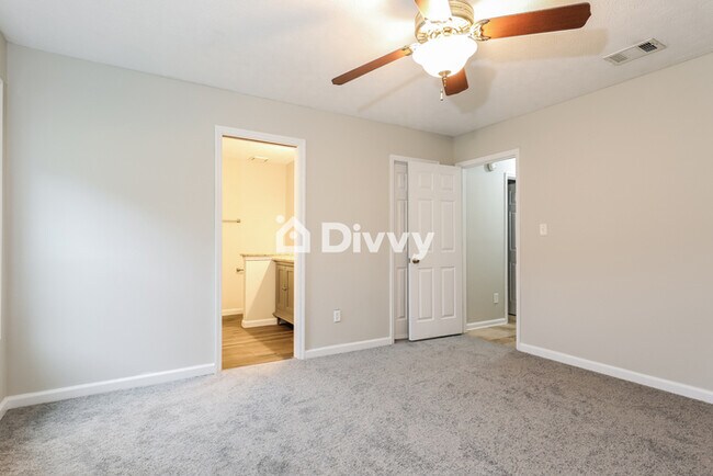 Foto del edificio - 215 Chesterfield Ct