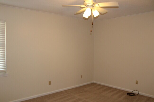 Foto del edificio - 2701 Partridge Pl