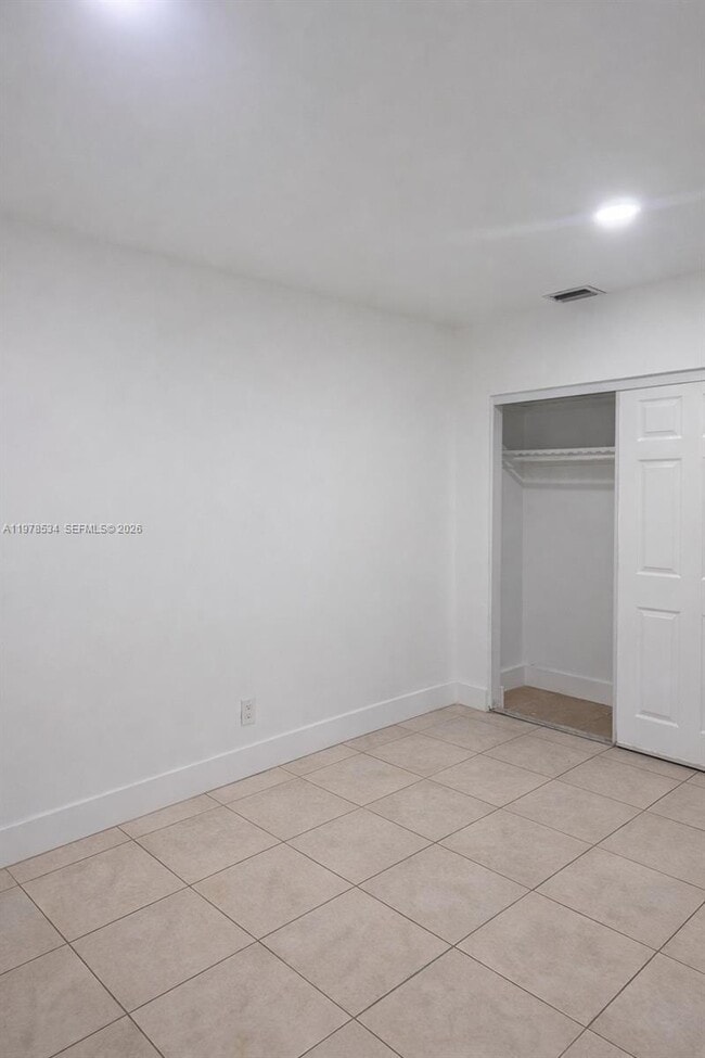 Foto del edificio - 221 NE 40th St