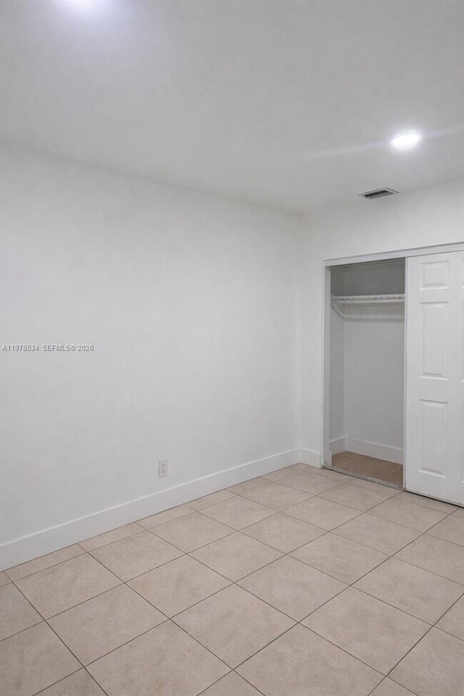 Building Photo - 221 NE 40th St