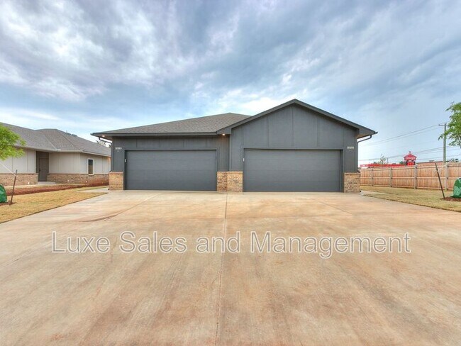 Building Photo - 11004 Oak Holw Ln