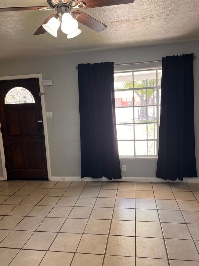 Building Photo - Gorgeous updated property!