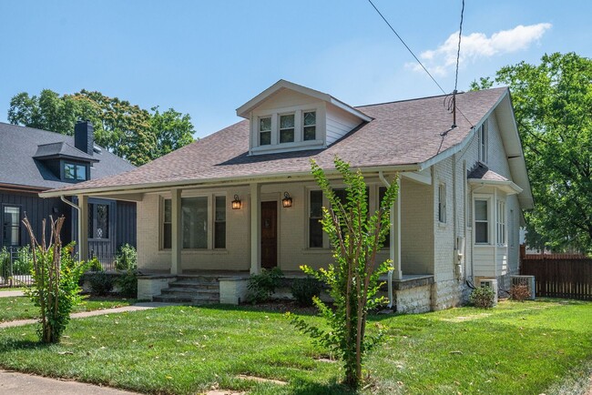 Building Photo - Charming Cottage minutes to 12S