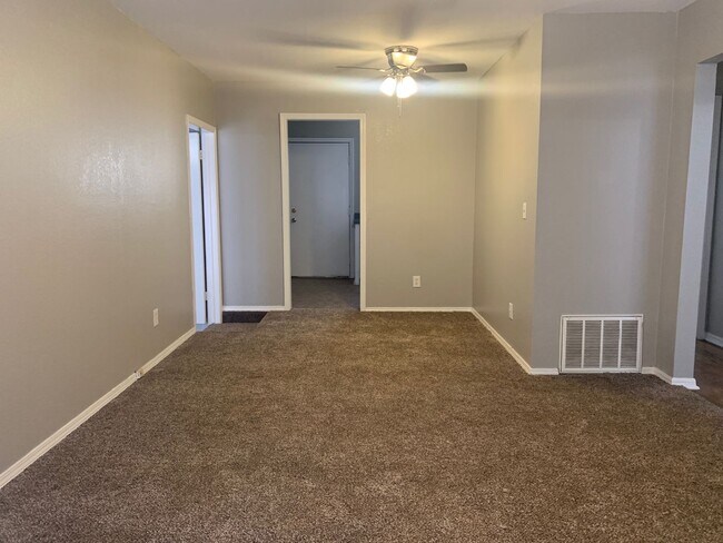 Building Photo - Cute Home in Del City