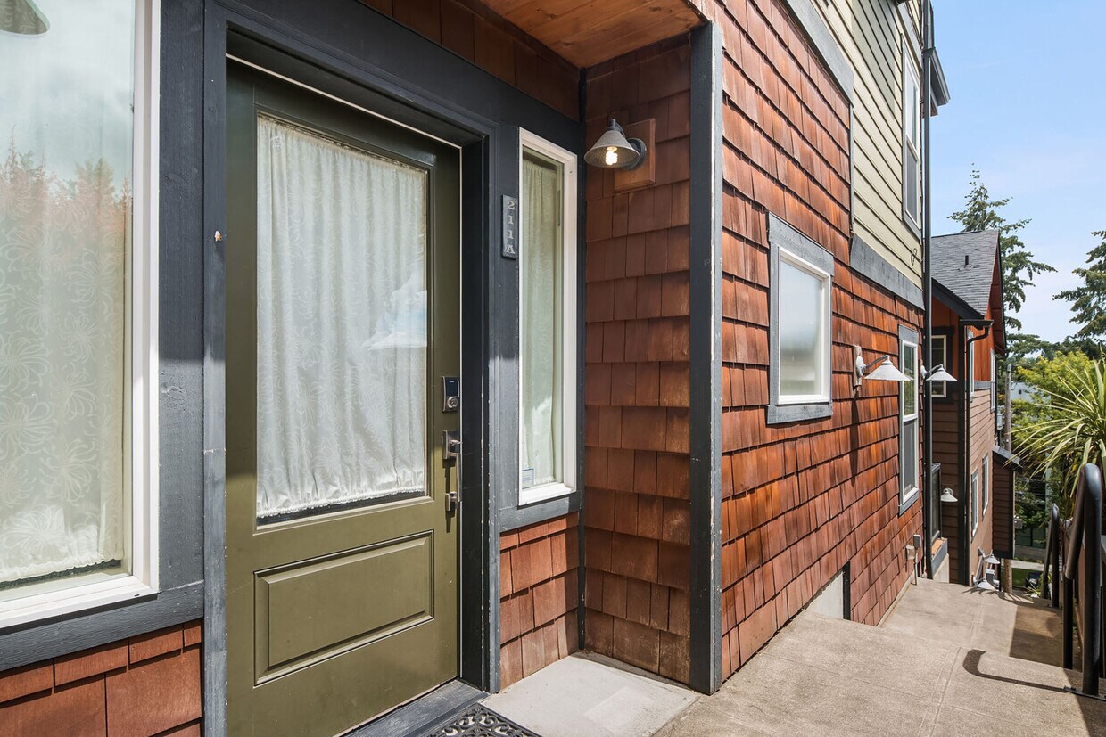 Building Photo - 211a 26th Ave E