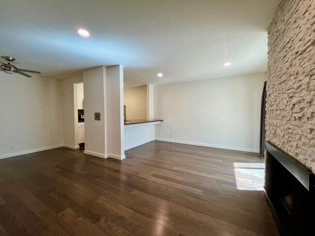 Building Photo - 141 S Clark Dr