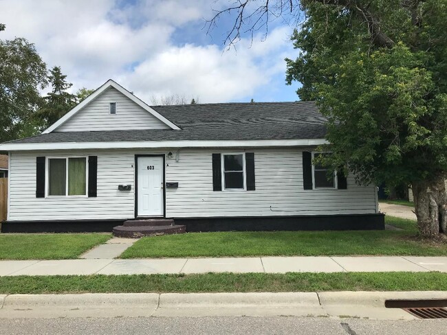 Front - 603 12 St NW