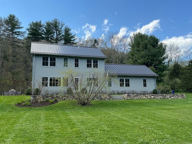 Building Photo - 126 River Rd