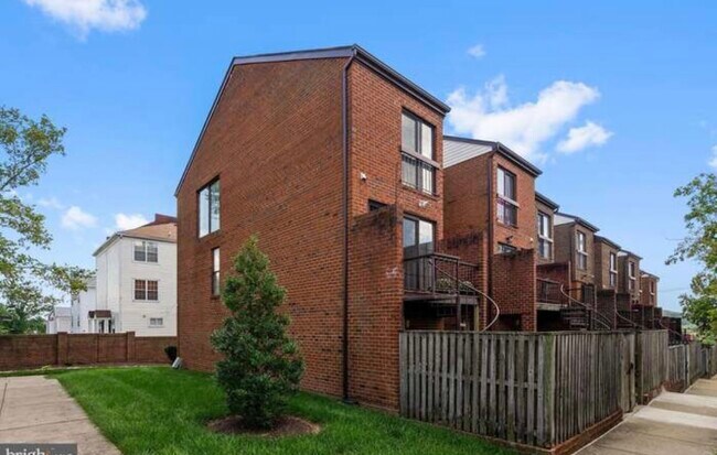 Building Photo - 1816 Bryant St NE