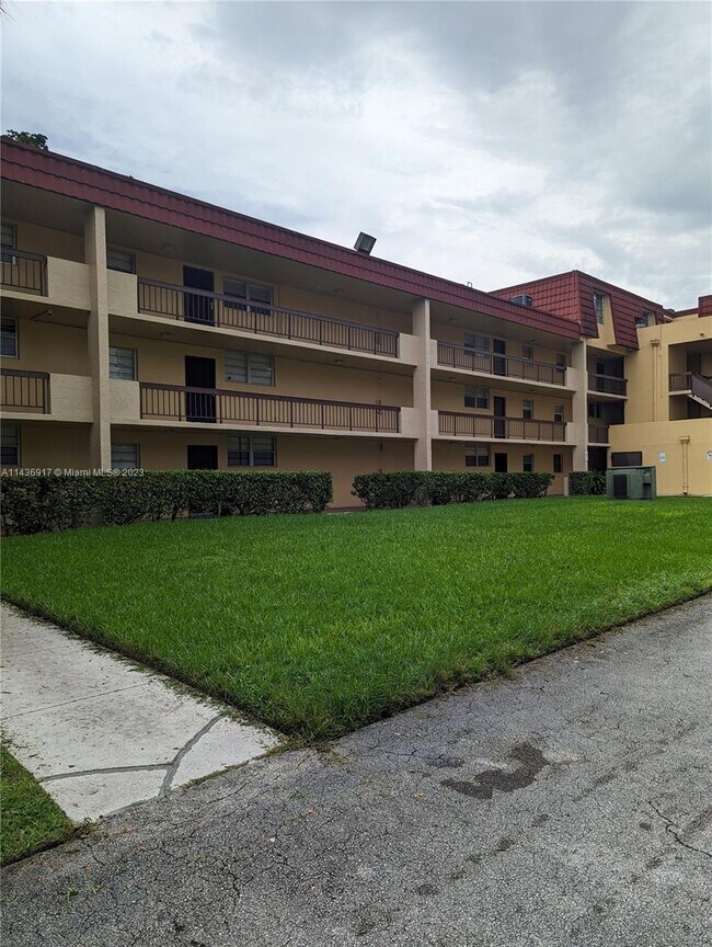 Building Photo - 3390 Foxcroft Rd