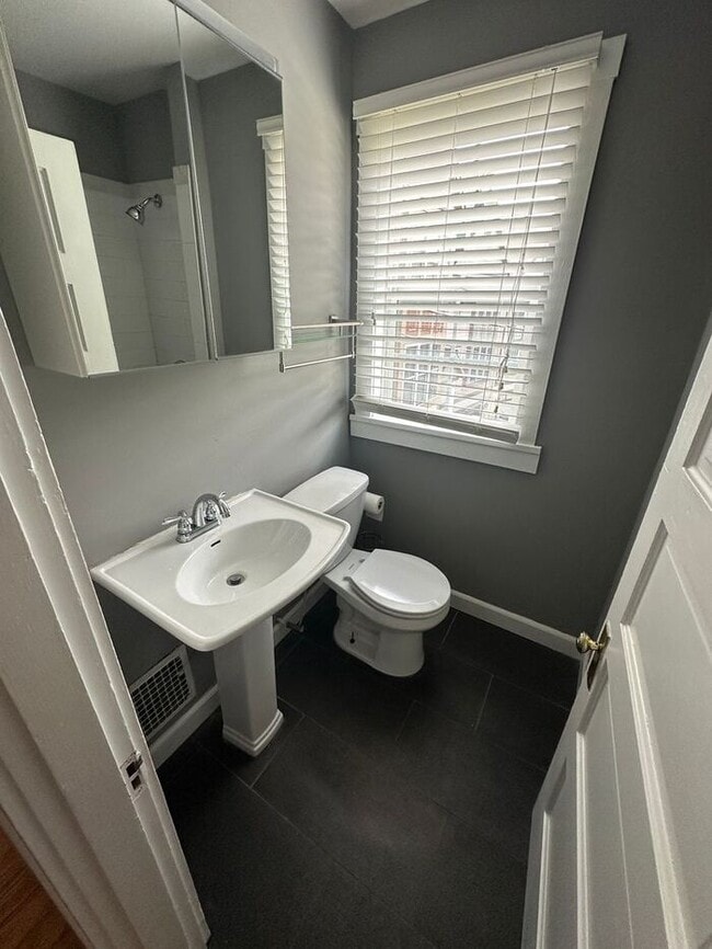 Building Photo - Perfect location - beautifully updated 2 bed!
