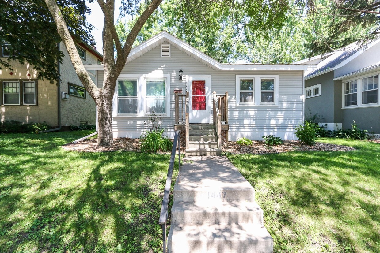 Primary Photo - 1447 St Clair Ave