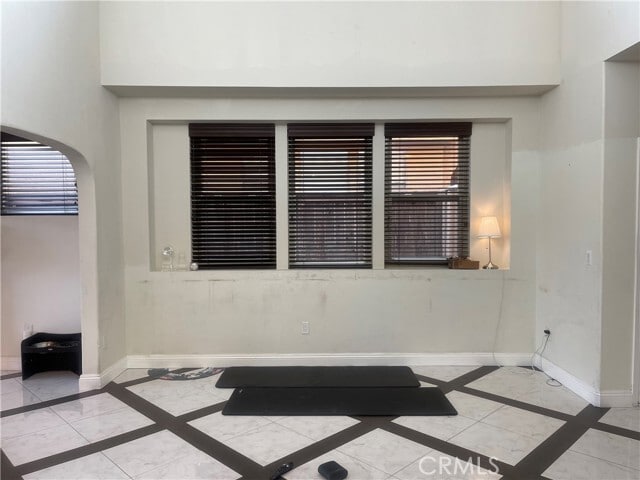 Building Photo - 2091 Lakeshore Dr