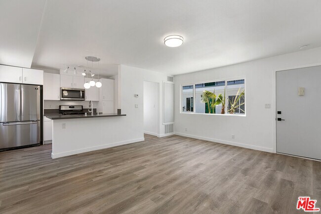 Building Photo - 6736 Woodley Ave