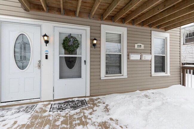 Foto del edificio - 219 Emerson Ave