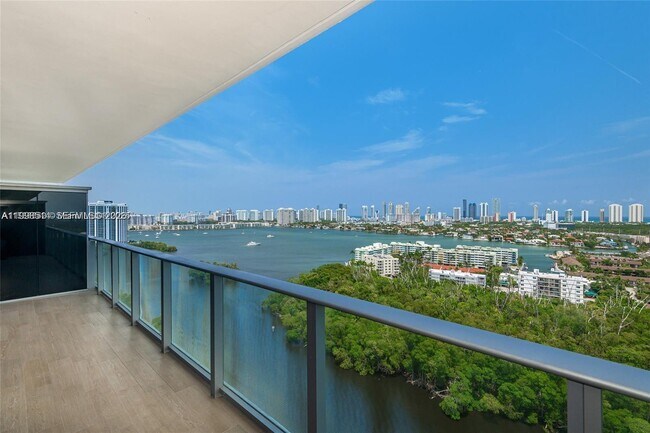 Foto del edificio - 16385 Biscayne Blvd