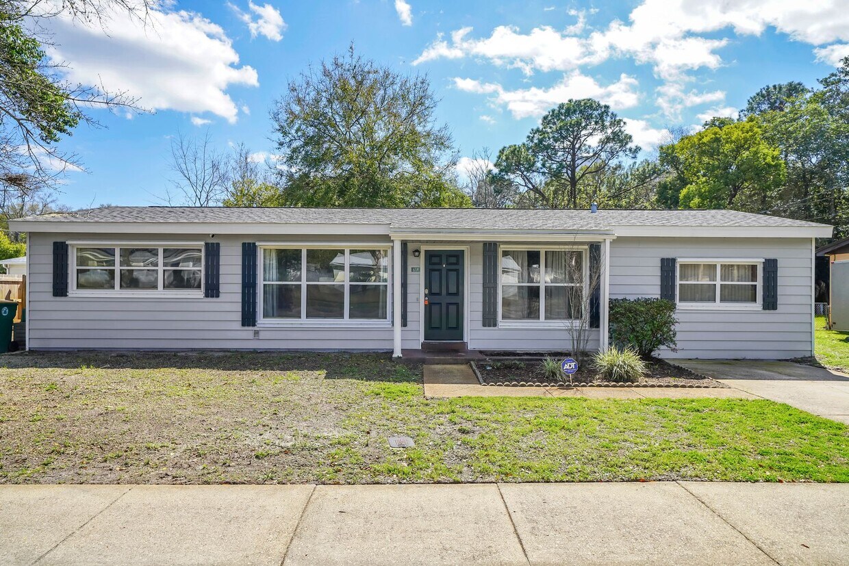 Primary Photo - 1/2 off April Rent!!!