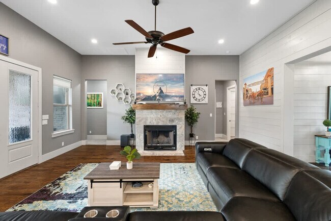 Foto del edificio - 16001 Plum Ln