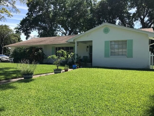 Photo - 700 Lindenwood Cir E House