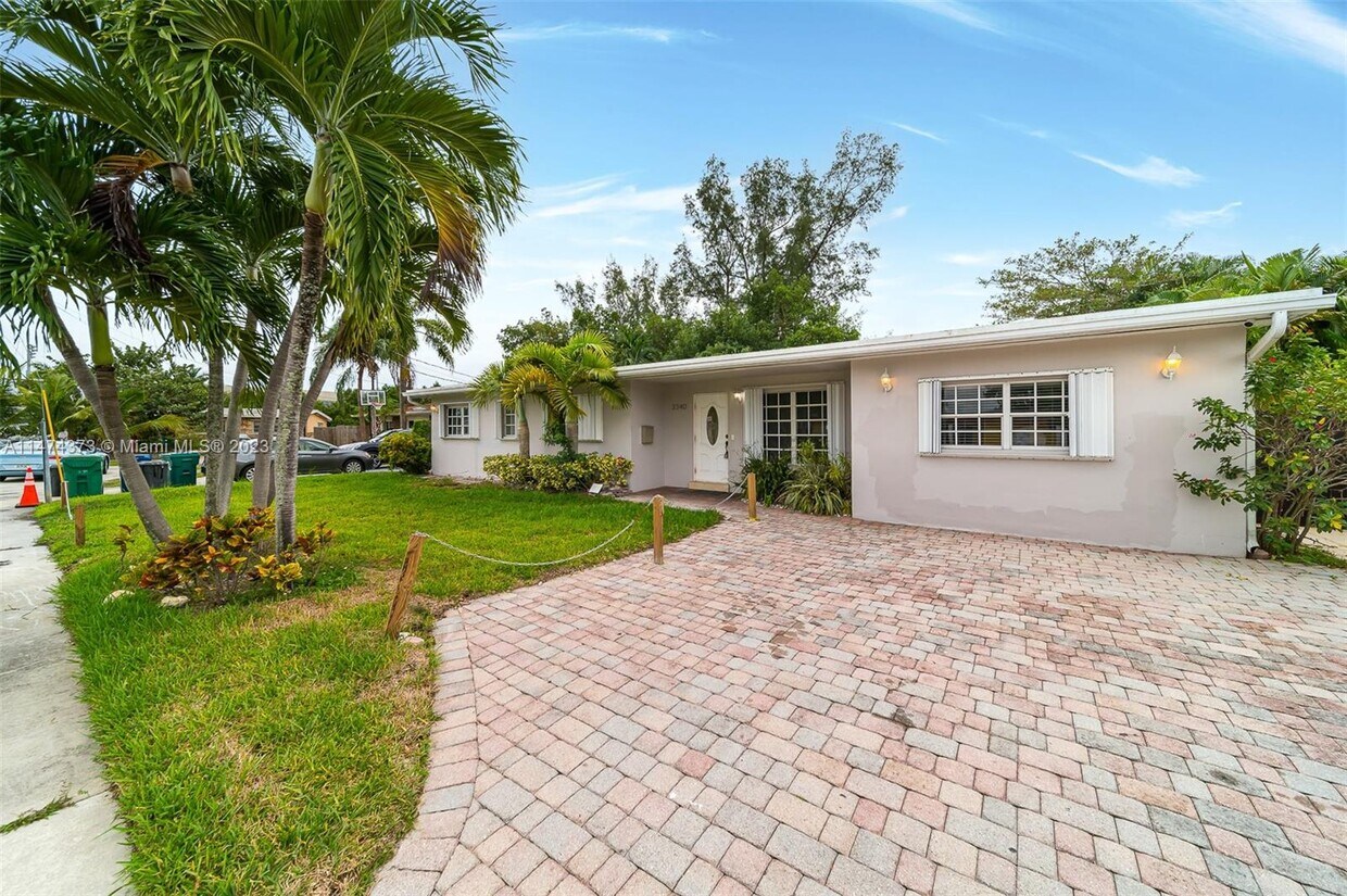 Foto principal - 2340 NE 192nd St