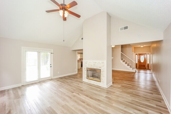 Foto del edificio - 130 Woodlake Dr
