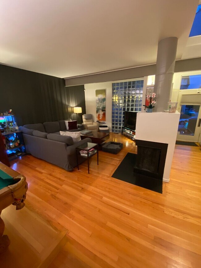 Foto del edificio - Amazing Shadyside Townhouse with two full bathrooms, off street parking and Central Air!!