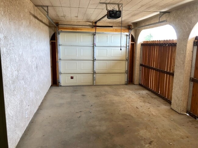 Building Photo - Cute 3 Bedroom 2 Bathroom House in Hualapa...