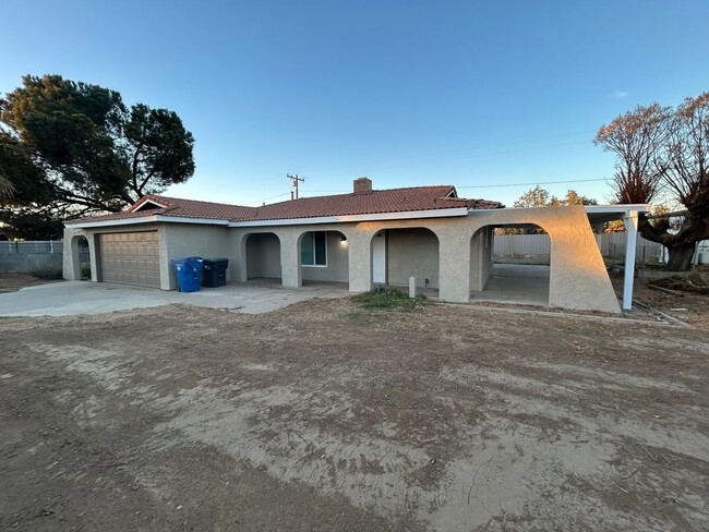 Building Photo - Spacious Home With Ample Outdoor Space!