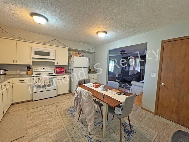 Foto del edificio - Three Bedroom Home for Lease - Park-like b...