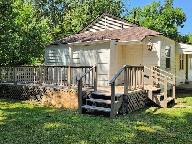 Building Photo - 1908 Circle Dr