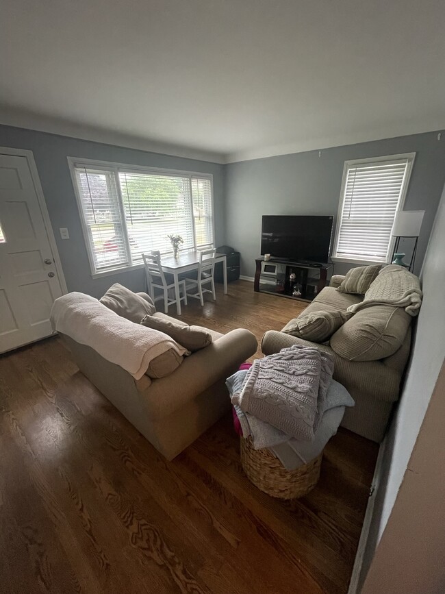 Living room - 2714 Rochester Rd