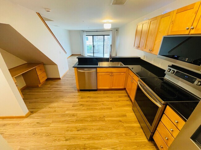 Foto del edificio - Top Floor 1bdrm Condo with River Views and Private Deck | Most Utilities & Parking Included!