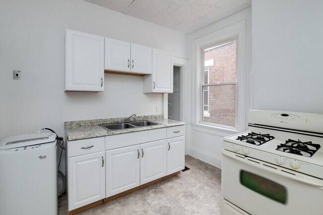 Building Photo - 2413 1/2 Clifton Ave.