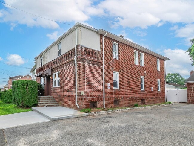 Building Photo - 92 Elm Ave