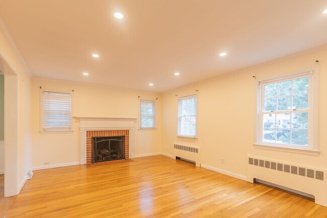 Building Photo - 4 Bedroom 2.5 Bath Colonial in West Hartford