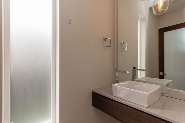 Building Photo - Spacious Contemporary 4 Bedroom Home in Au...