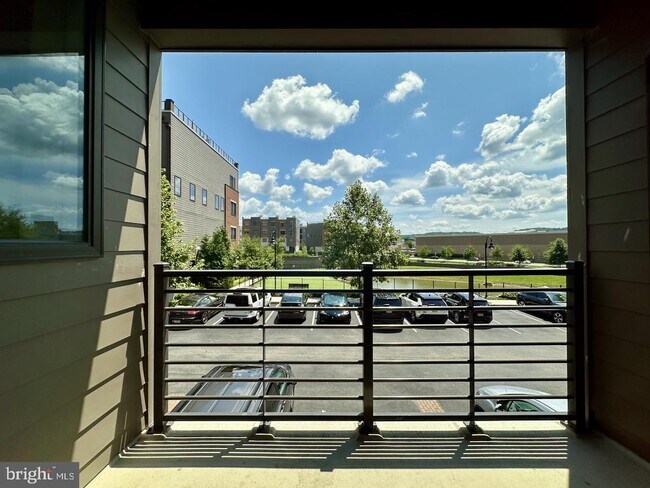 Building Photo - 1009 Lakeview Ct