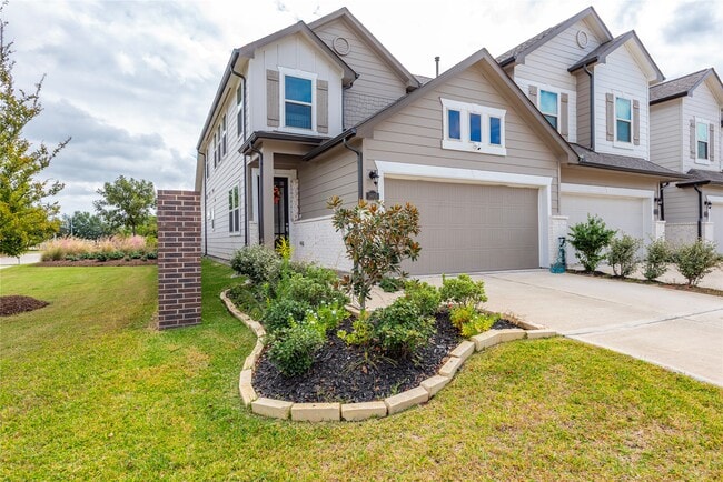 Building Photo - 5605 Hyde Park Dr