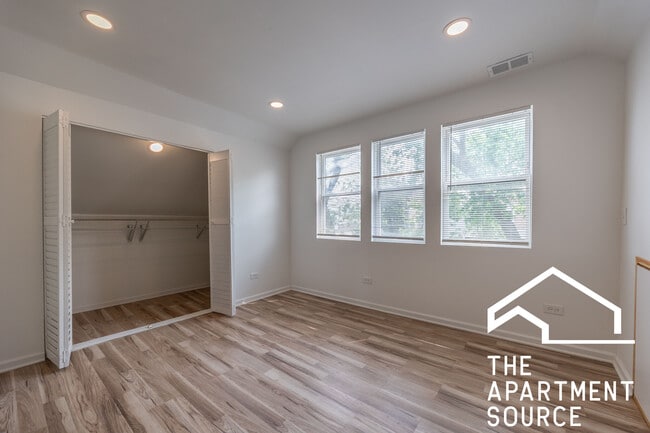 Building Photo - 3140 N Kimball Ave