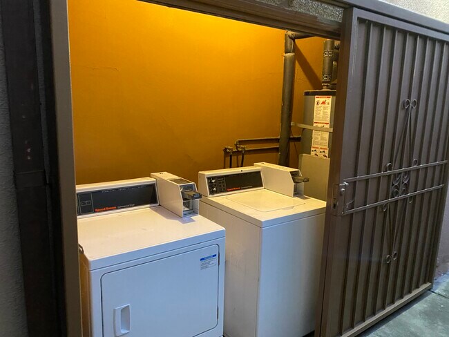 Foto del edificio - 8647 Cashio St