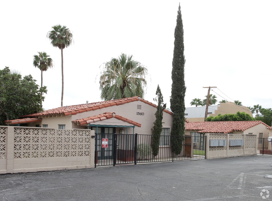 Desert Breeze Villas Apartments in Palm Springs, CA