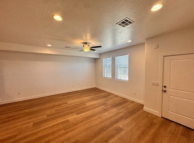 Building Photo - End Unit! 3 Bedroom House for Rent