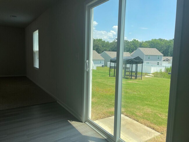 Foto del edificio - Spacious 3-bedroom with a massive Owner's Retreat and Dual Closets.