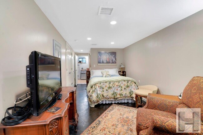 Building Photo - Sylvan Court