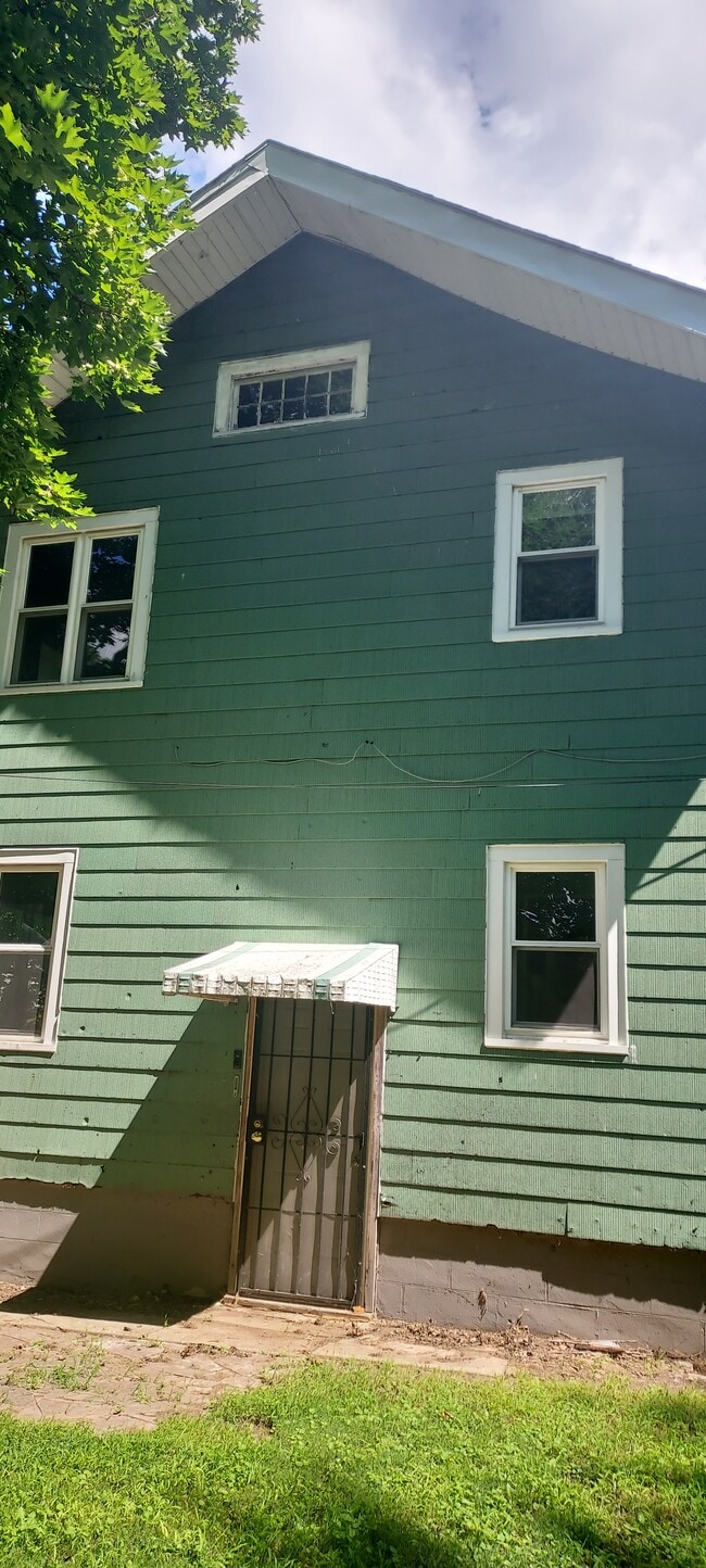 Building Photo - 328 Royal Ave