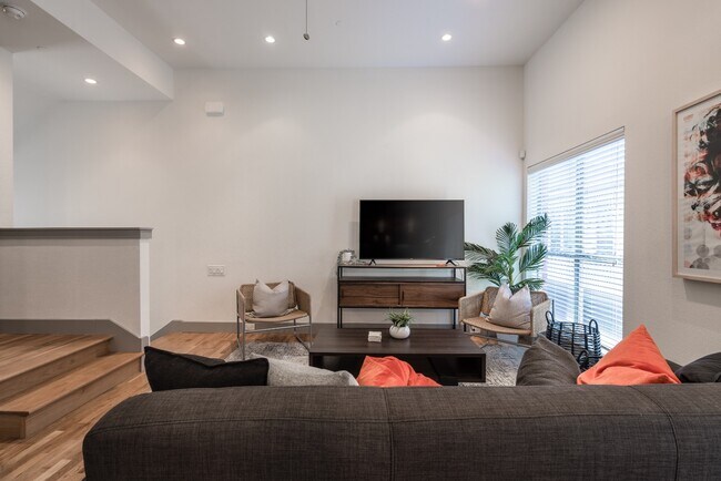 Foto del edificio - Henderson Ave Townhome with Rooftop Skyline Views