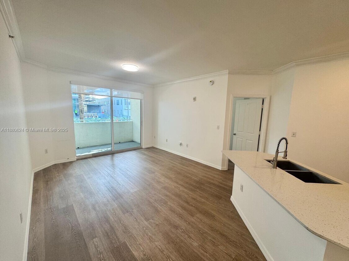 Foto principal - 9172 Collins Ave